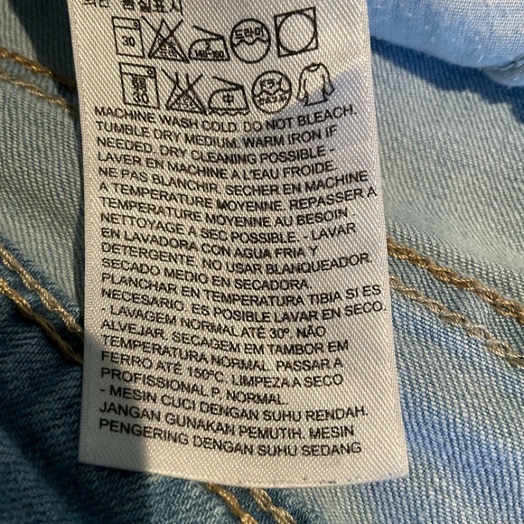 Woman's Levi's Shaping Capri Light Wash Classic Denim Jeans - Picture 15 of 17